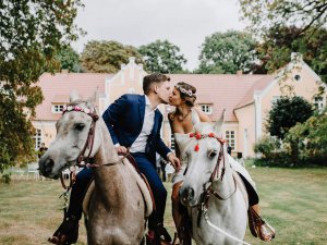 Romantische Hochzeit Location Mecklenburg Vorpommern im Gutshaus Ehmkendorf - Heiraten mit Pferd